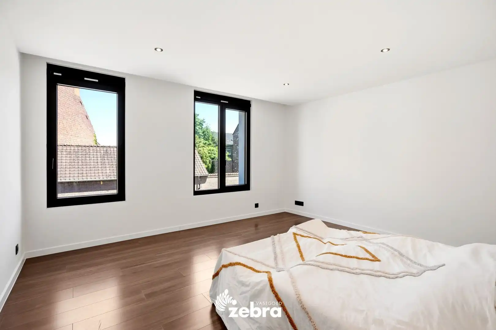 Stijlvolle woning met garage en achterliggende uitweg! foto 14