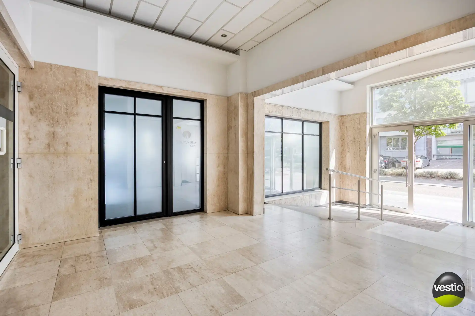 Luxueuze gelijkvloerse kantoorruimte van ca. 328 m² met parking. foto 18