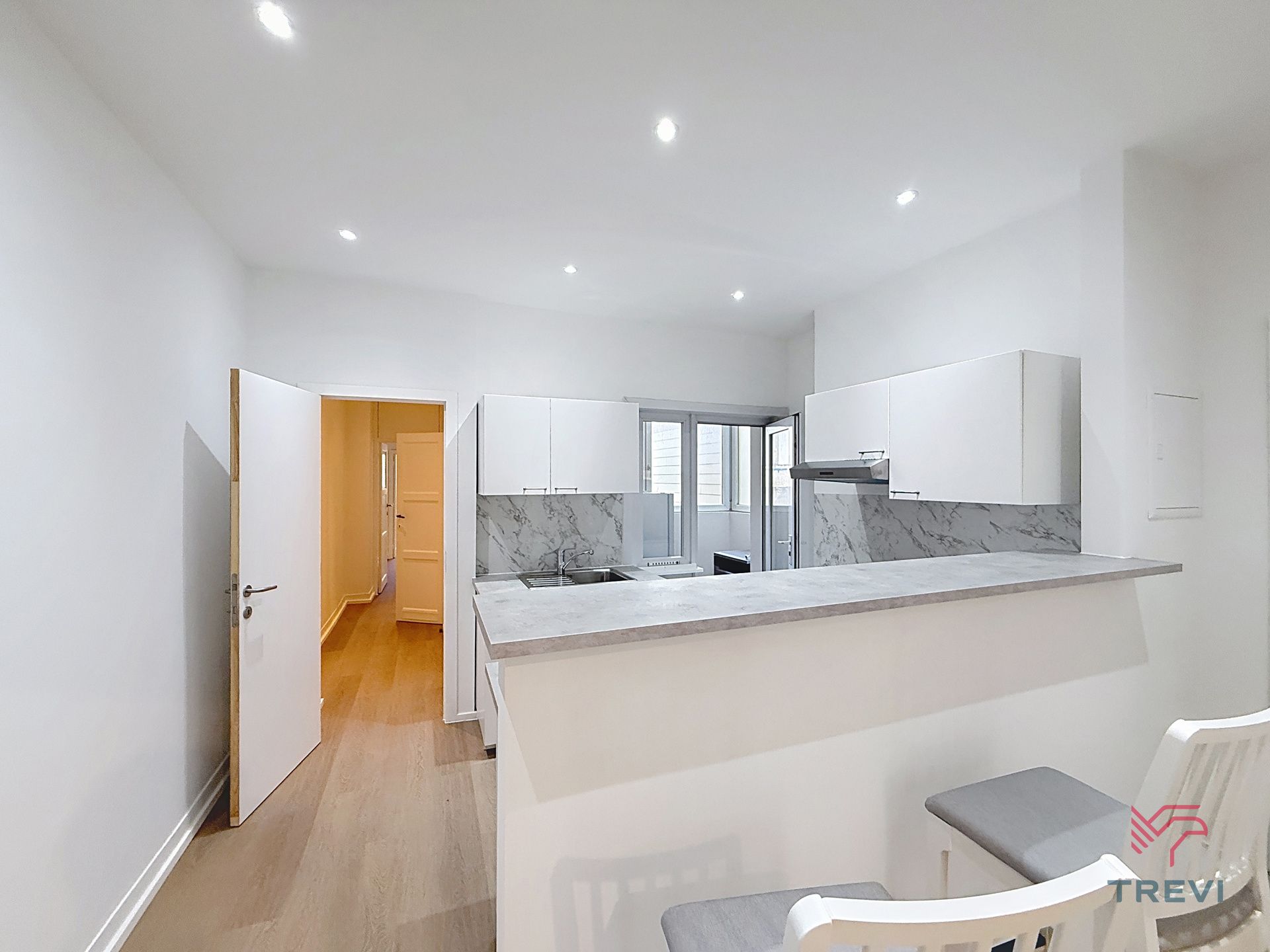 Volledig gerenoveerd appartement met 2 slaapkamers + studeerkamer! foto 5