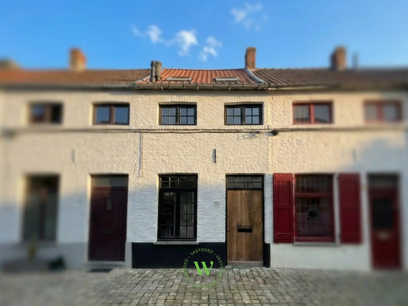 Volledig gerenoveerde woning met zonnige buitenruimte. foto {{pictureIndex}}