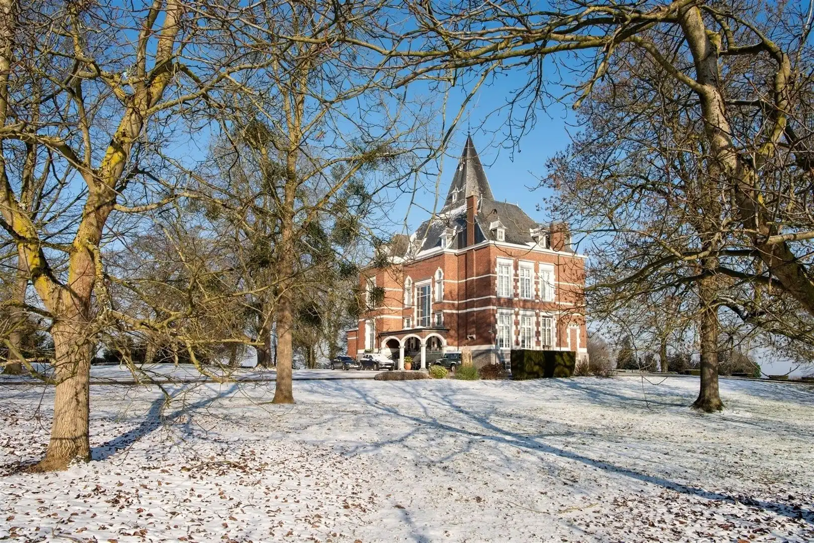 Instapklaar kasteeldomein met vierkantshoeve foto 7