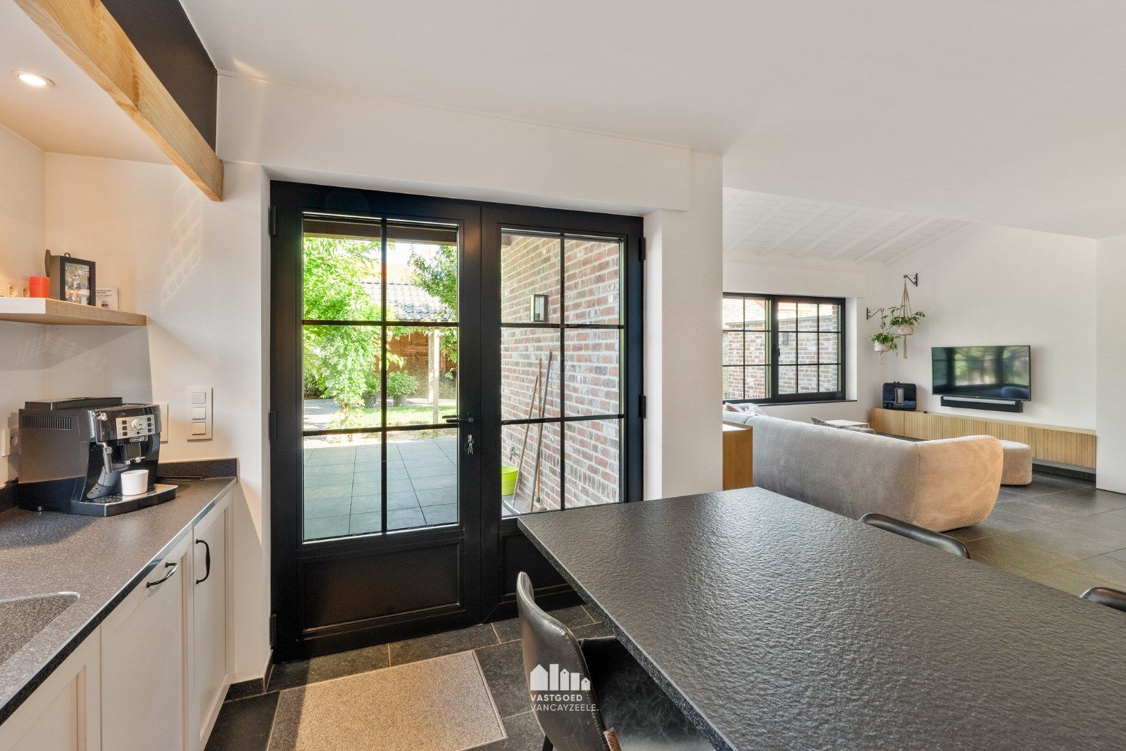 Recente kwalitatief afgewerkte woning met zonnige tuin en garage. foto 10