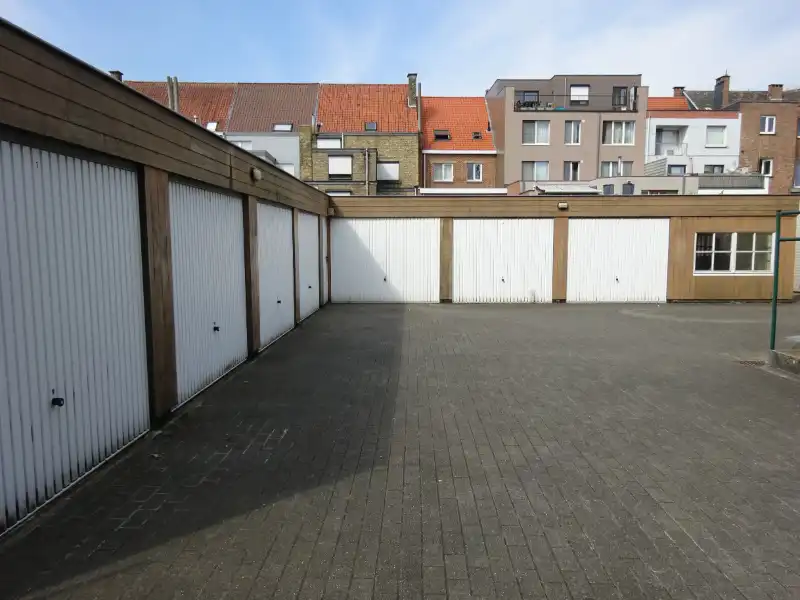 Privatieve garagebox in het centrum van Deinze foto {{pictureIndex}}
