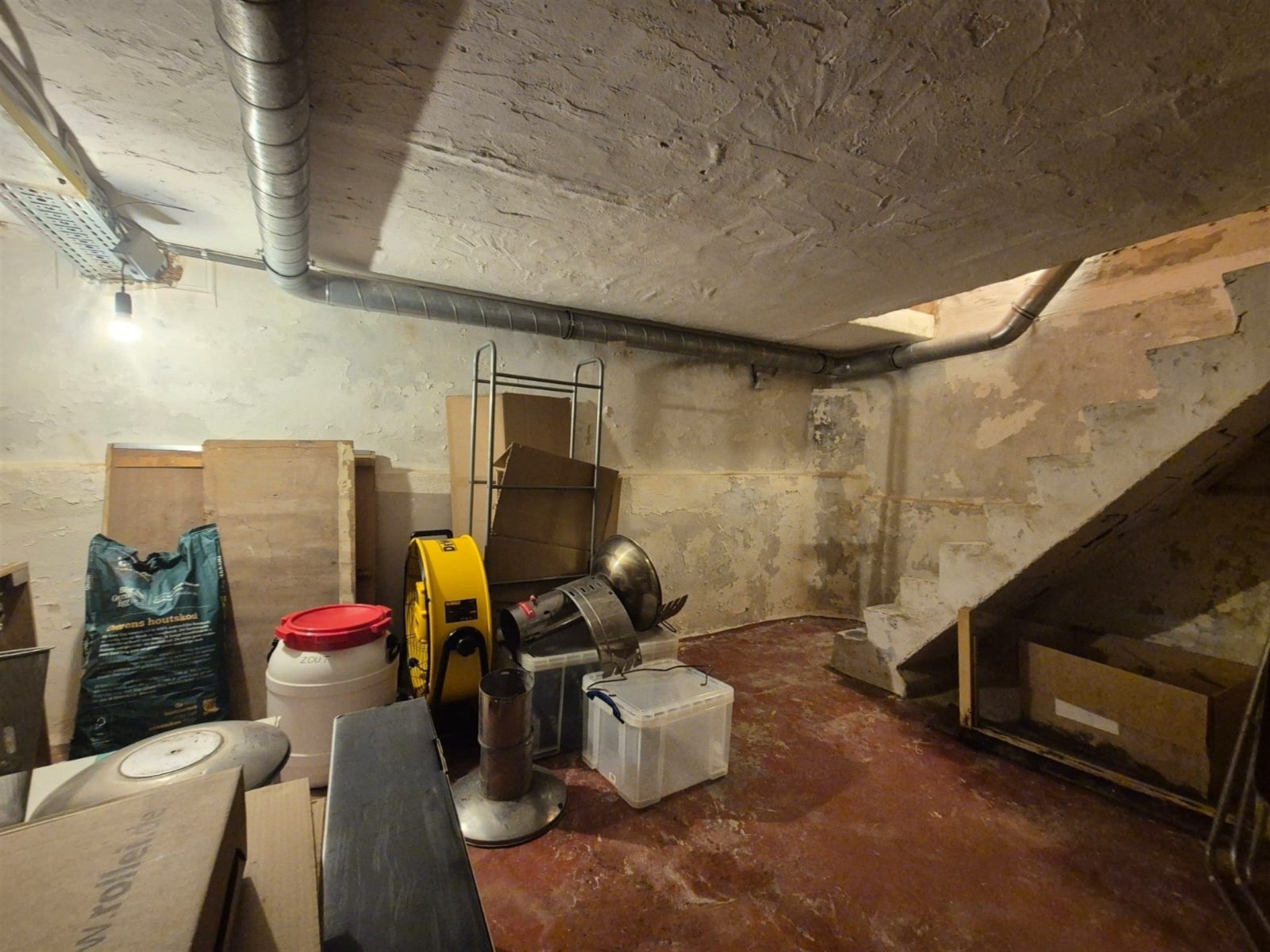 Gelijkvloerse kantoorruimte met kelder en terras. foto 15