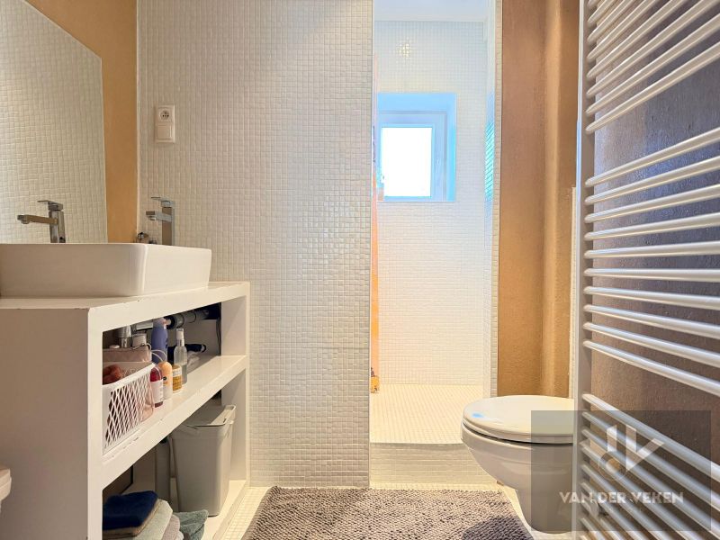 Prachtige woning met 4 slaapkamers. foto 17