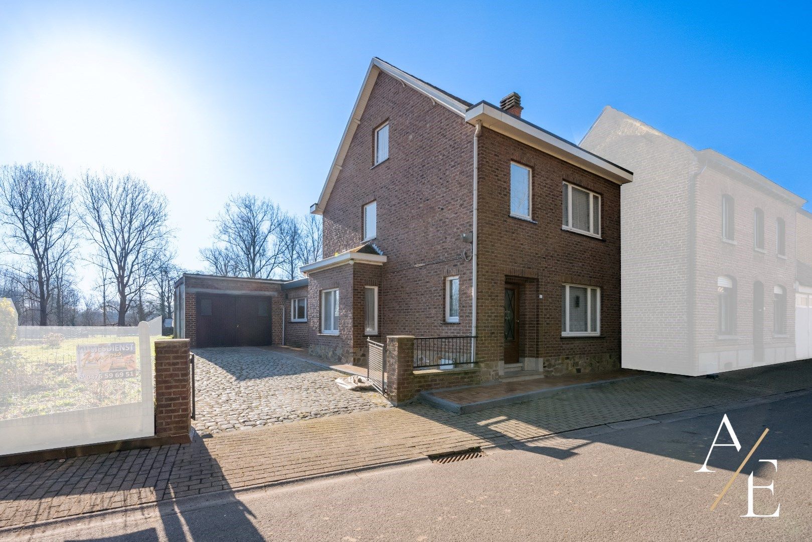 HERZELE - Te renoveren halfopen bebouwing in groene en rustige omgeving te Steenhuize-Wijnhuize foto {{pictureIndex}}