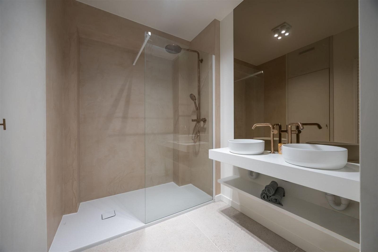 Prachtig en smaakvol volledig afgewerkt appartement gelegen op de tweede verdieping foto 12