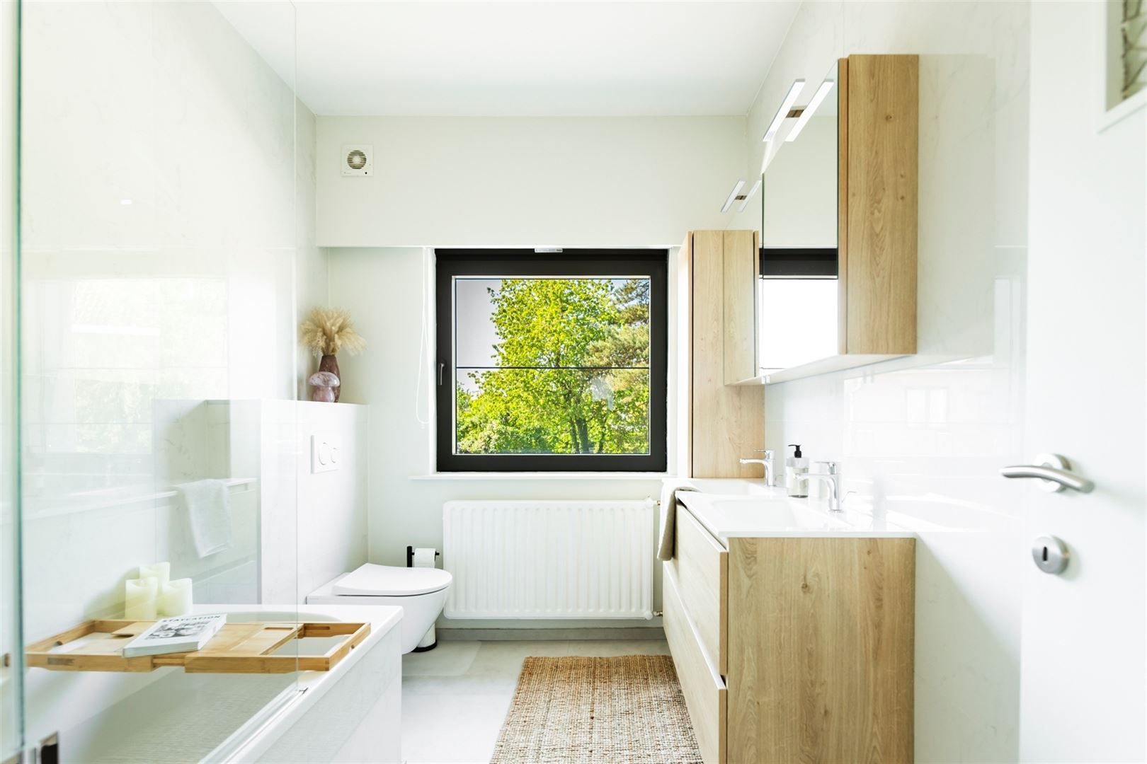 Instapklare woning met zeer grote garage en oprit foto 19