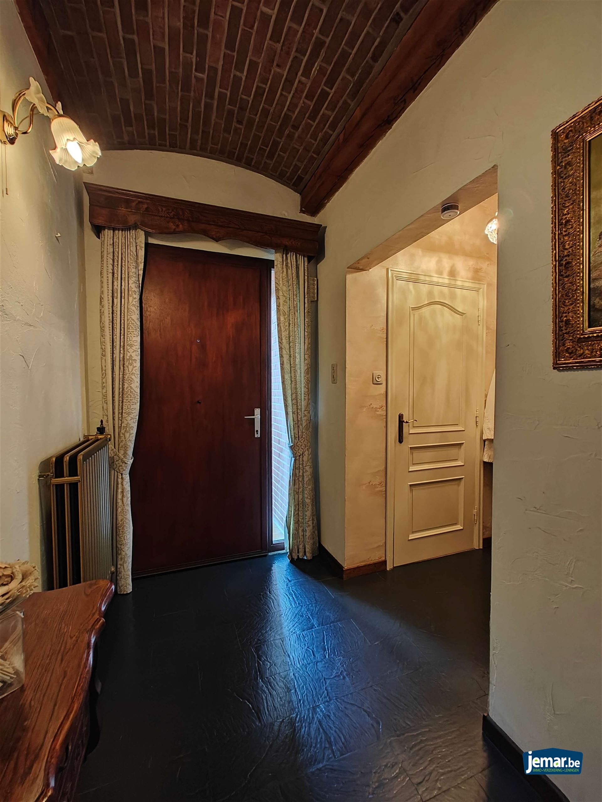 Half- open woning met 4 slaapkamers en apart garage foto 4