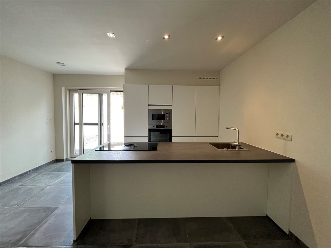 Instapklaar, gelijkvloers appartement met  2  slaapkamers, terras en autostaanplaats. foto {{pictureIndex}}
