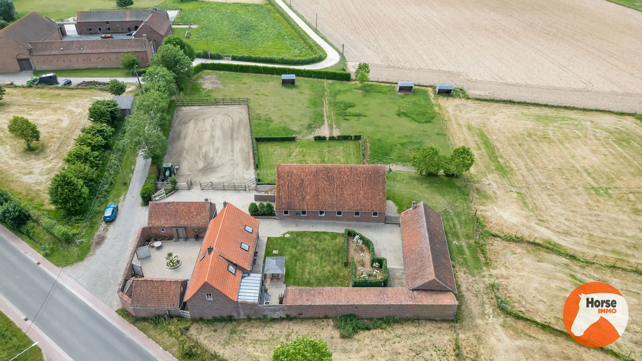 HEIKRUIS - Karaktervolle hoeve met stallen en piste op 1,7ha foto 5