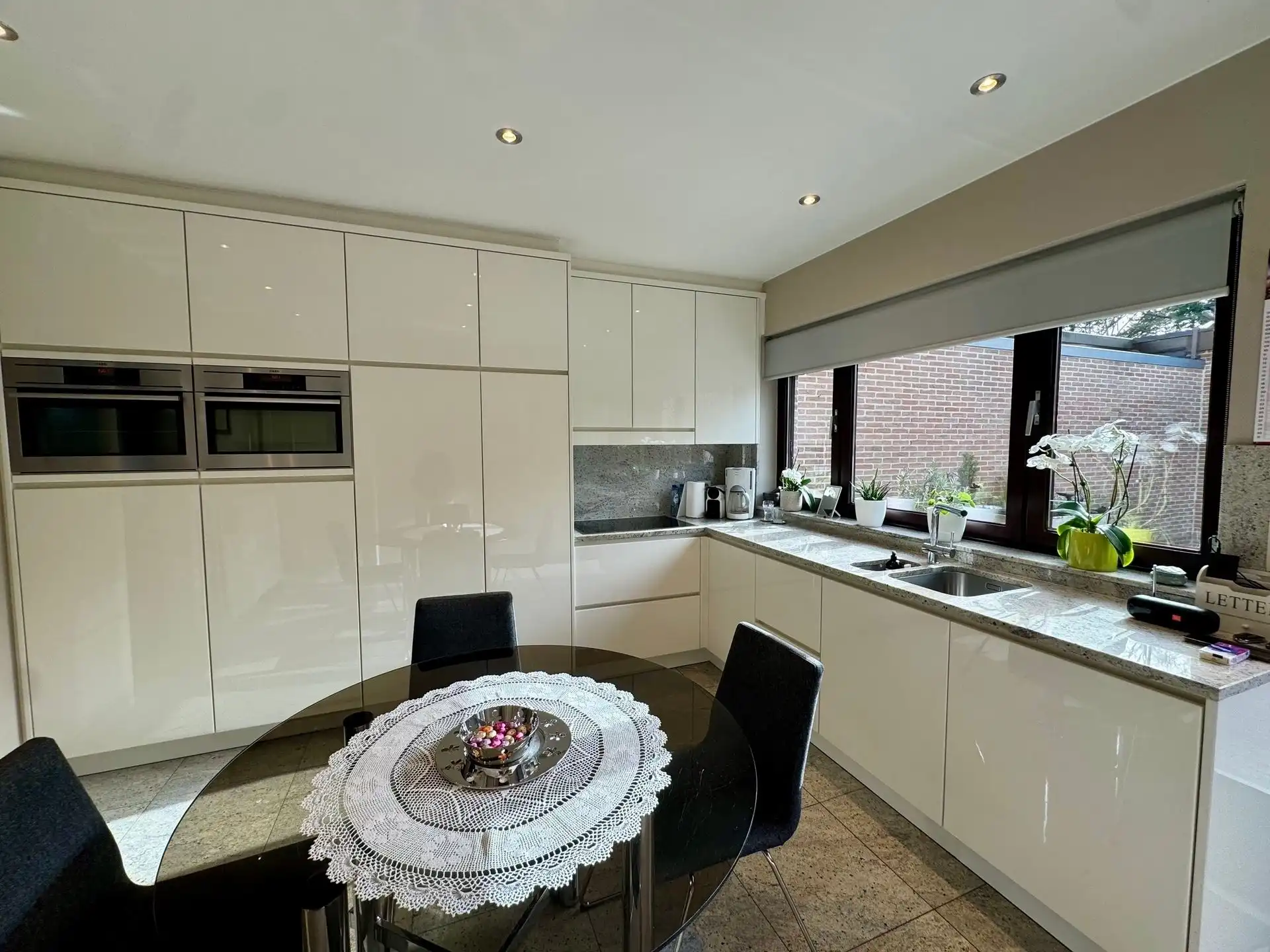 Halfopen bebouwing in rustige straat te As foto 12