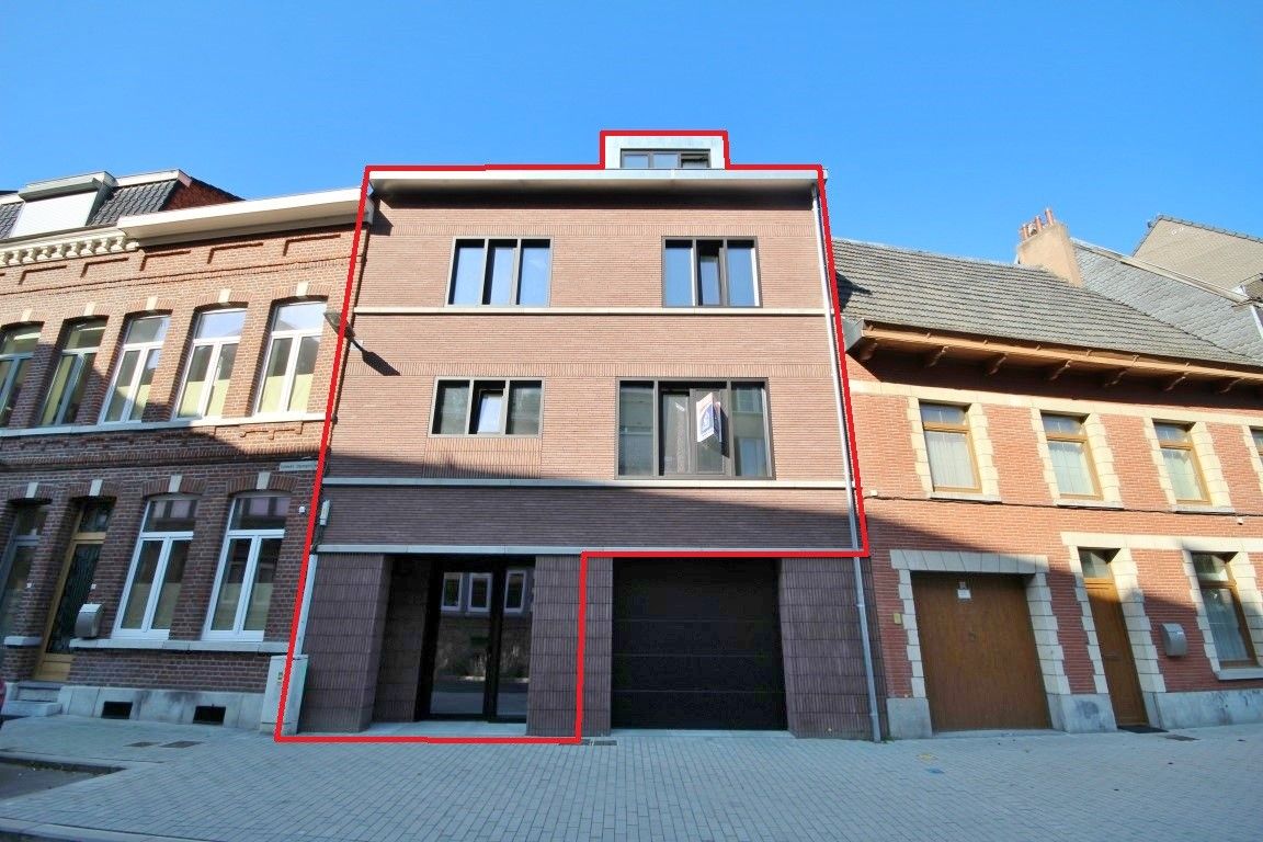 Prachtige nieuwbouwwoning met 3 slaapkamers midden in het centrum van Sint-Truiden foto {{pictureIndex}}