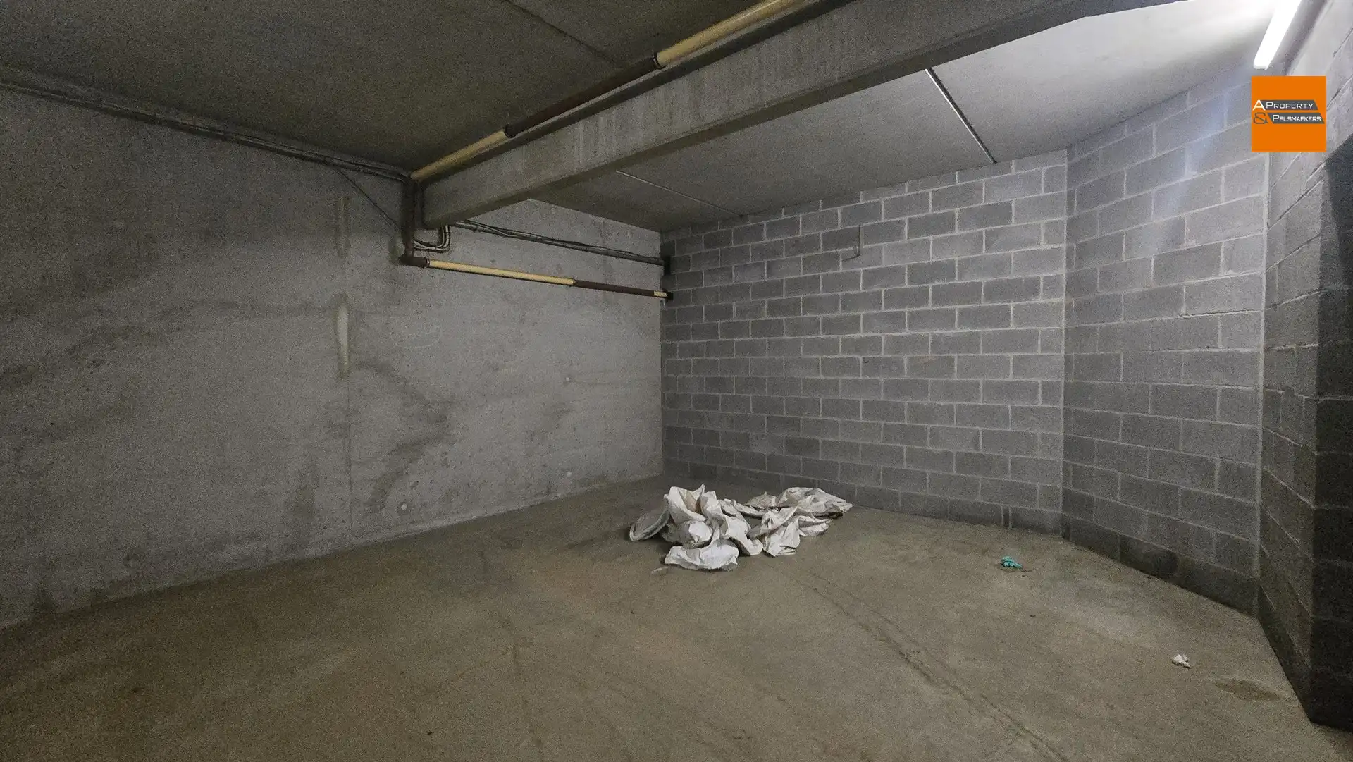 Groot Magazijn/Atelier (1050 m²) met Kantoorruimte (140 m²) te Laken (Mutsaard) foto 11