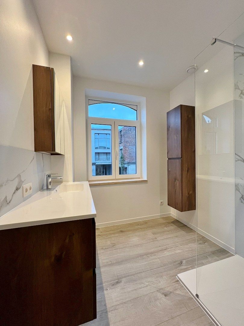 Vernieuwde energiezuinige rijwoning met zonnige stadstuin op centrale ligging.  foto 11