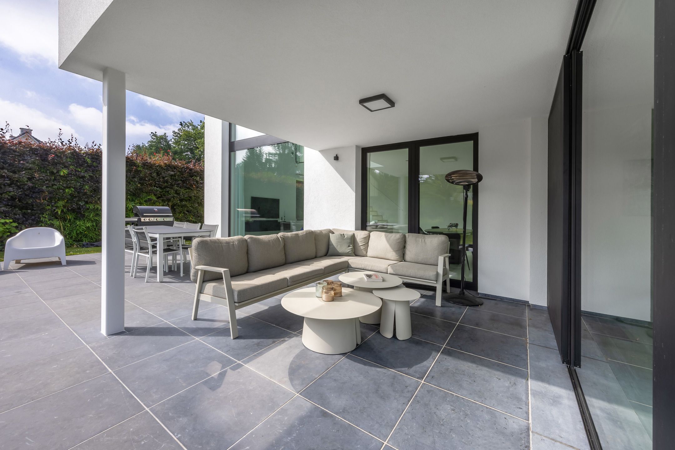 Moderne, recente villa met grote tuin en veel lichtinval foto 40