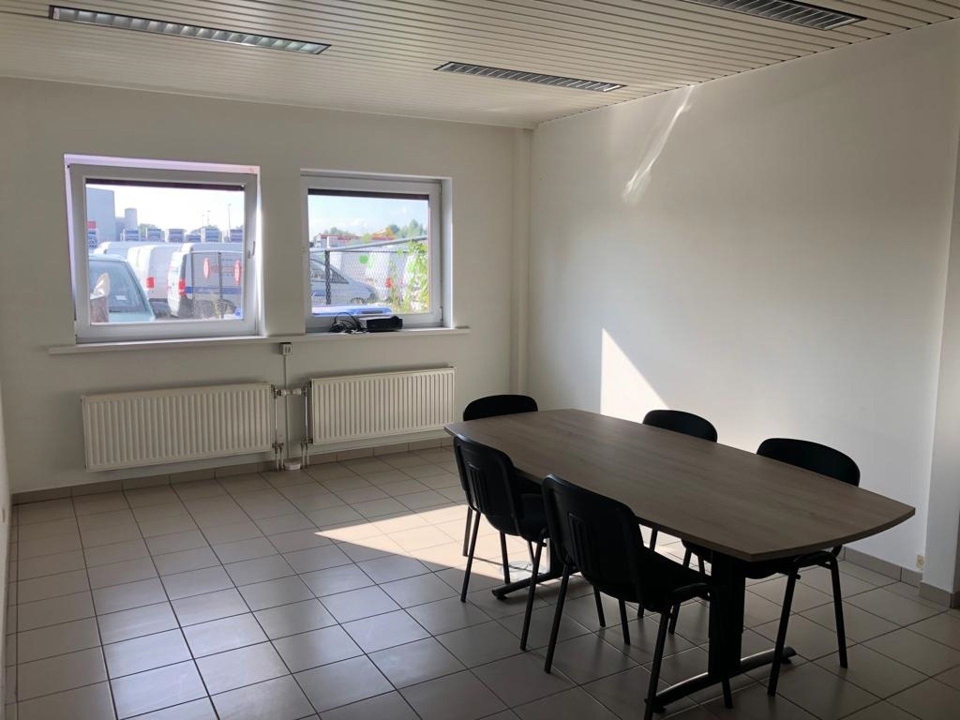 Magazijn 378 m² + kantoor 180m²  en terrein 510m² te huur foto 7