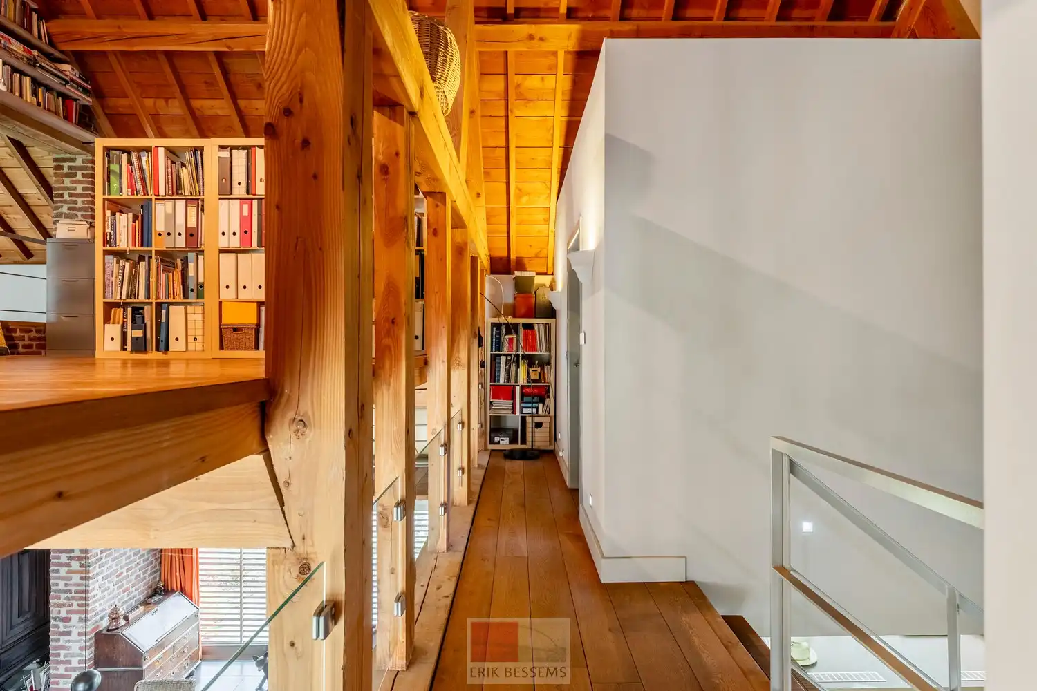 Een zeer karaktervol woonerf van maar liefst 3996 m² met bijzondere uitstraling, bestaande uit een prachtige hoofdwoning (voormalige schuur en stallen) en een charmant vakwerkhuis. foto 30