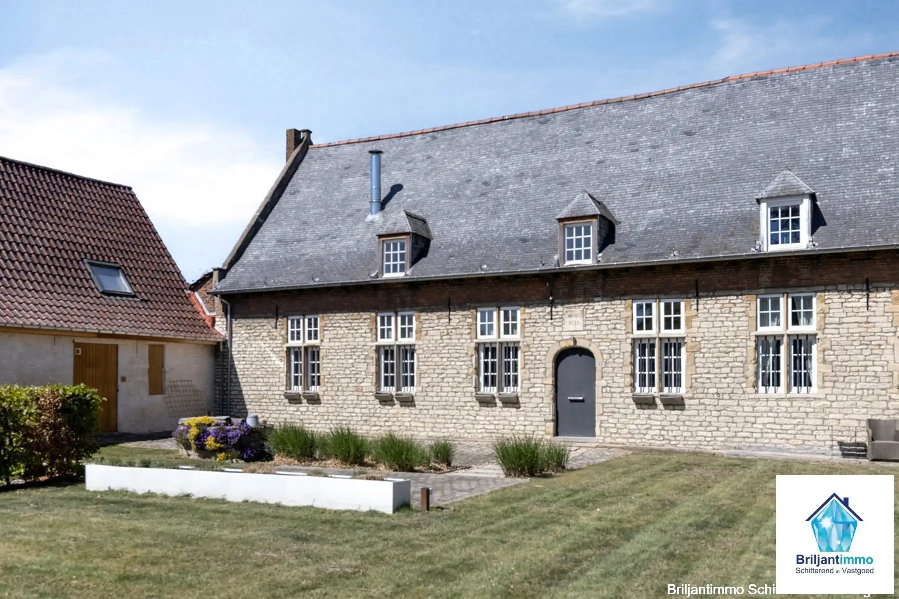 Uiterst charmante en gerenoveerde hoeve met gezellige tuin foto {{pictureIndex}}