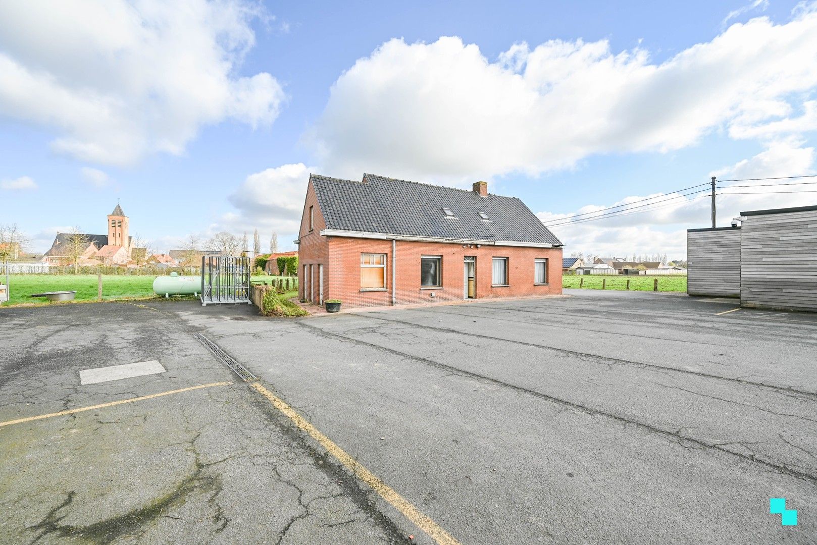 Landelijk gelegen woning met diverse loodsen foto 32