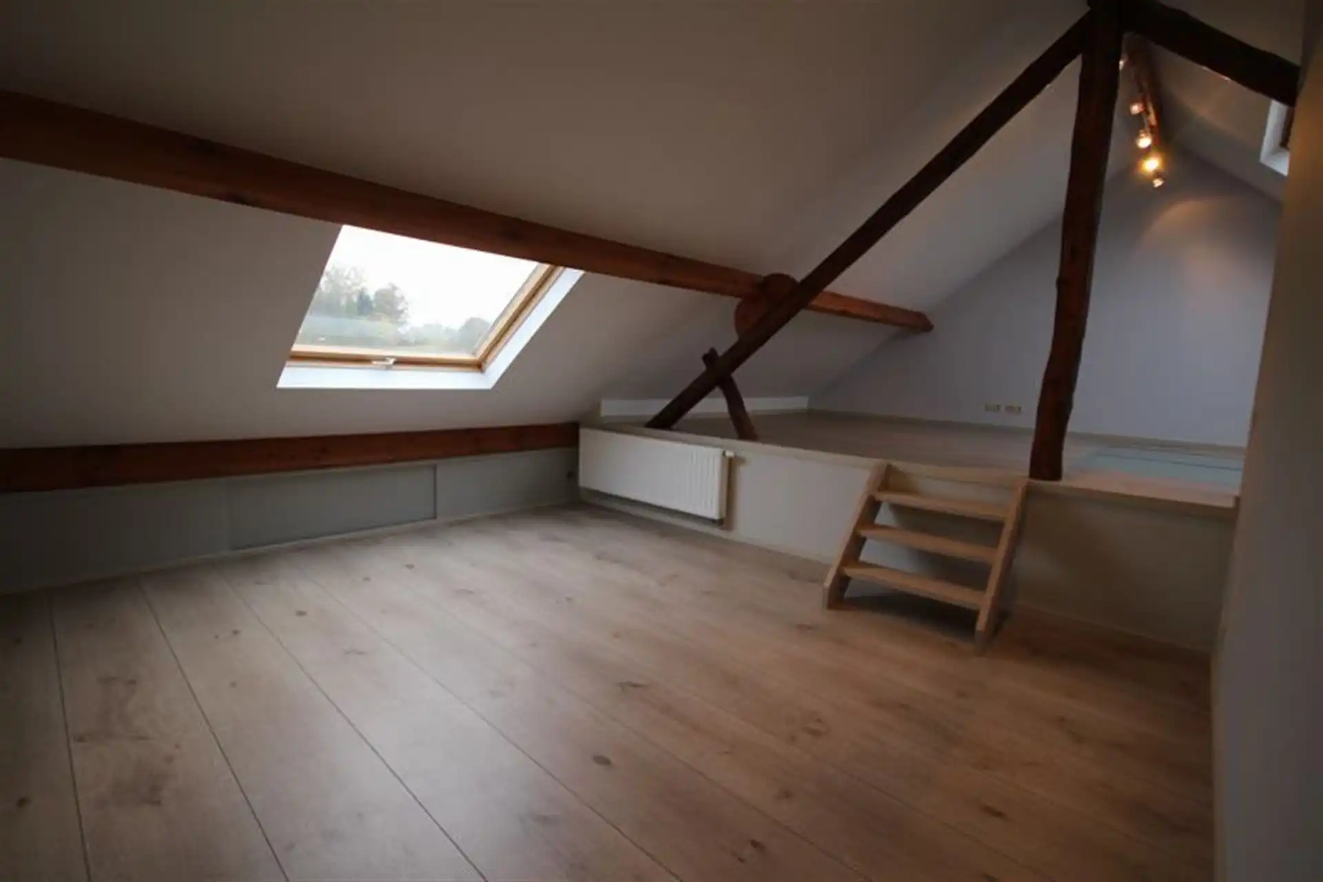 Fijn gelegen en recent gerenoveerde 4 slaapkamer woning foto 18