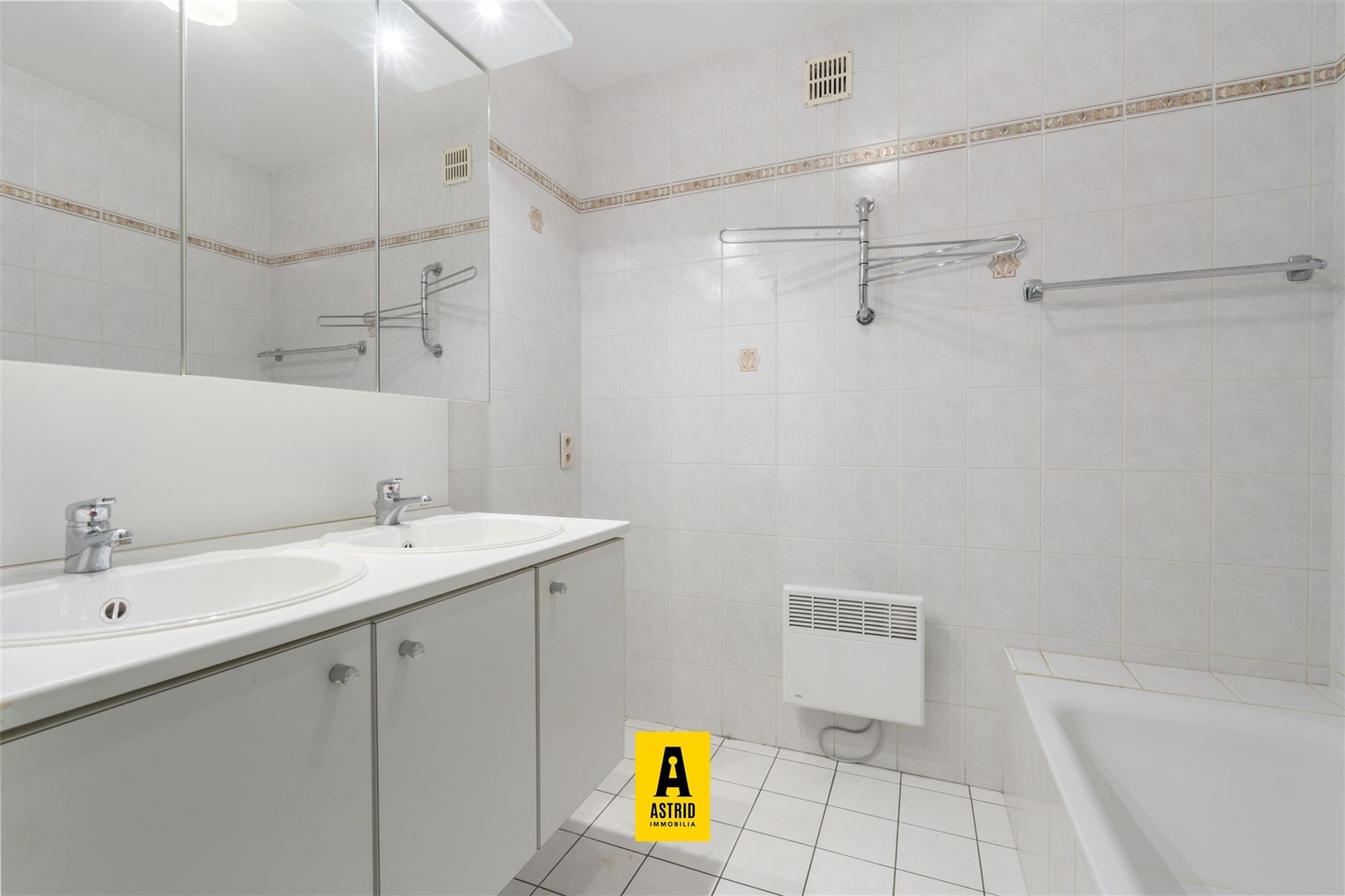 Ruim & zonnig 3-slpk-appartement met terras te Bredene! foto 17