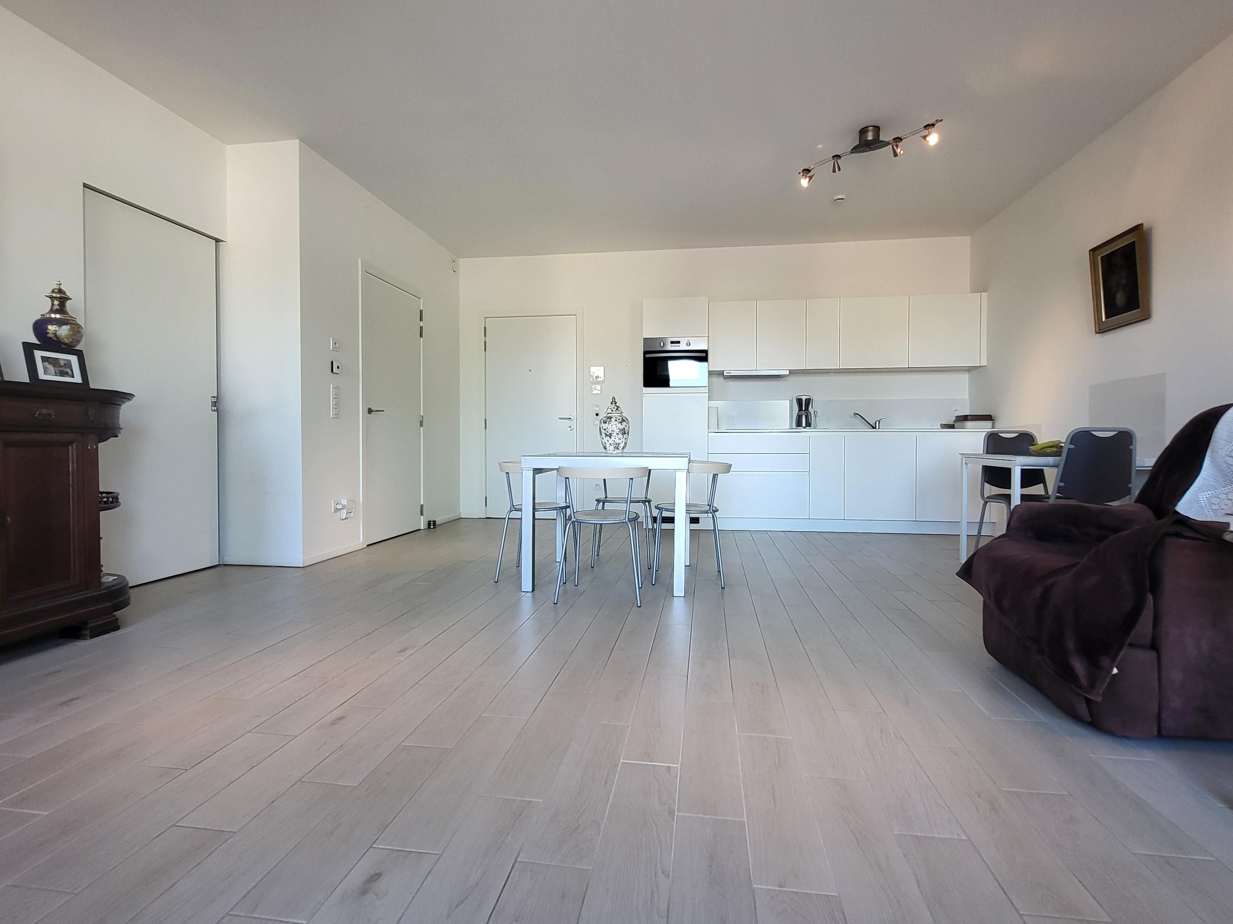 Prachtige assistentiewoning van 70m² met zonnig terras en gemeenschappelijke tuin, veel lichtinval! Ideale investering, verhuurd aan 24,99€/ dag.  foto 6