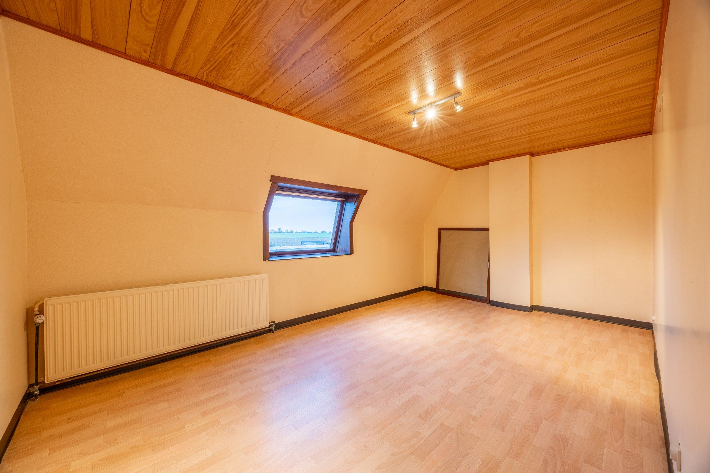 RUIME WONING MET TUIN EN UITWEG foto 8