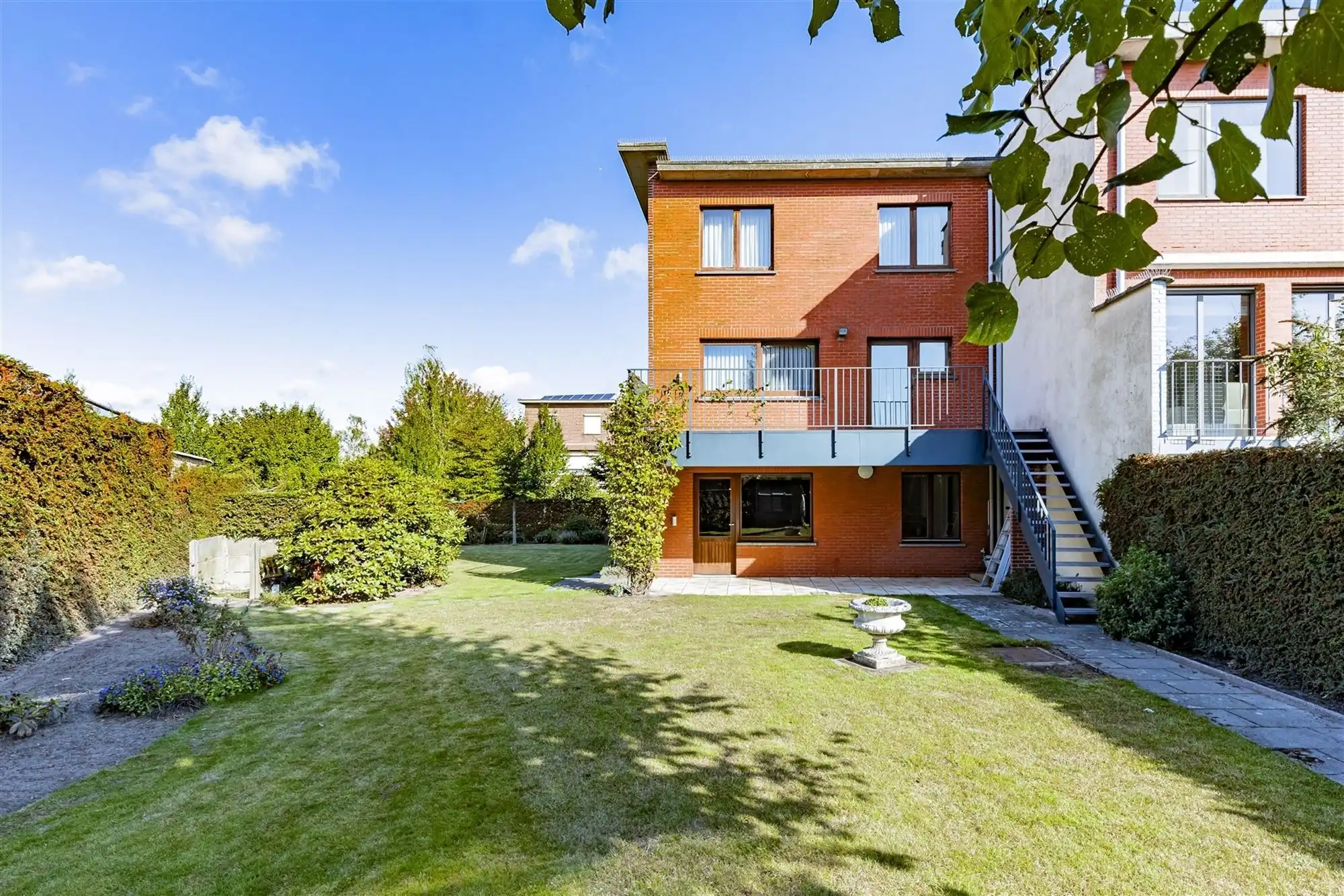 Hoofdfoto van de publicatie: Ruime bel-étagewoning met 5 slk op 569 m² in rustige wijk te Aartselaar