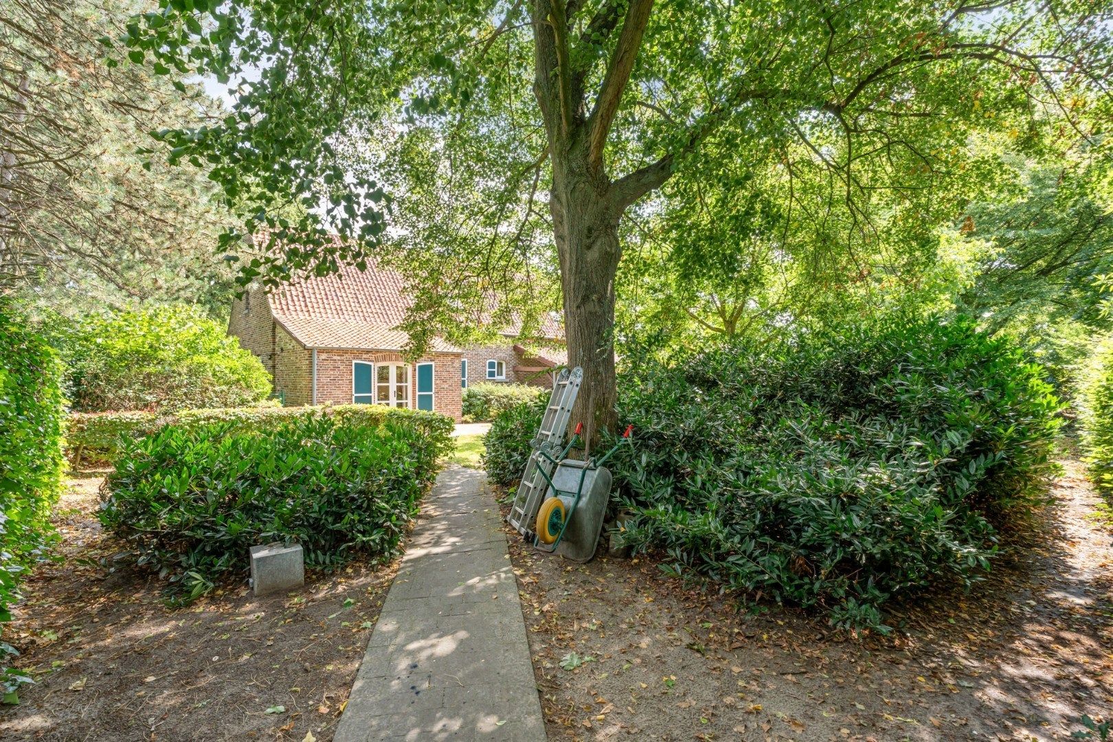 Ruim, karaktervol landhuis met parkachtige tuin op perceel van 16a29ca. foto 9