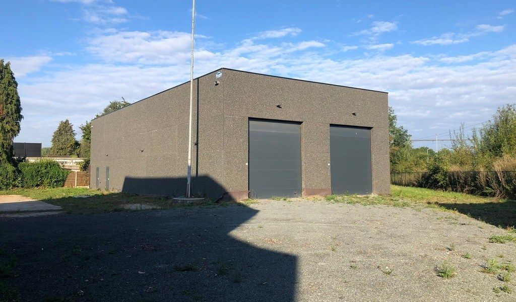 Recent magazijn in KMO-zone in Haaltert foto {{pictureIndex}}