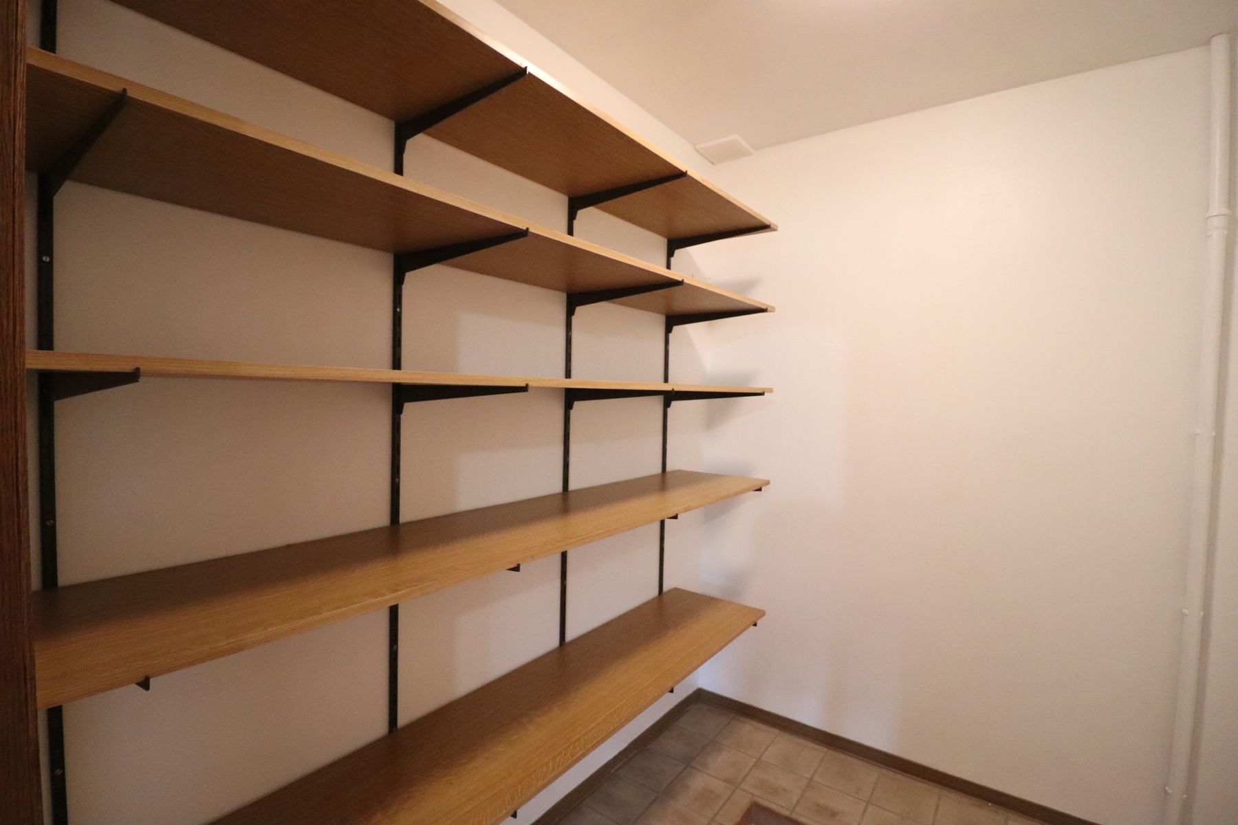 Laagbouwwoning met 2 slaapkamers, garage, terras en tuin. foto 6
