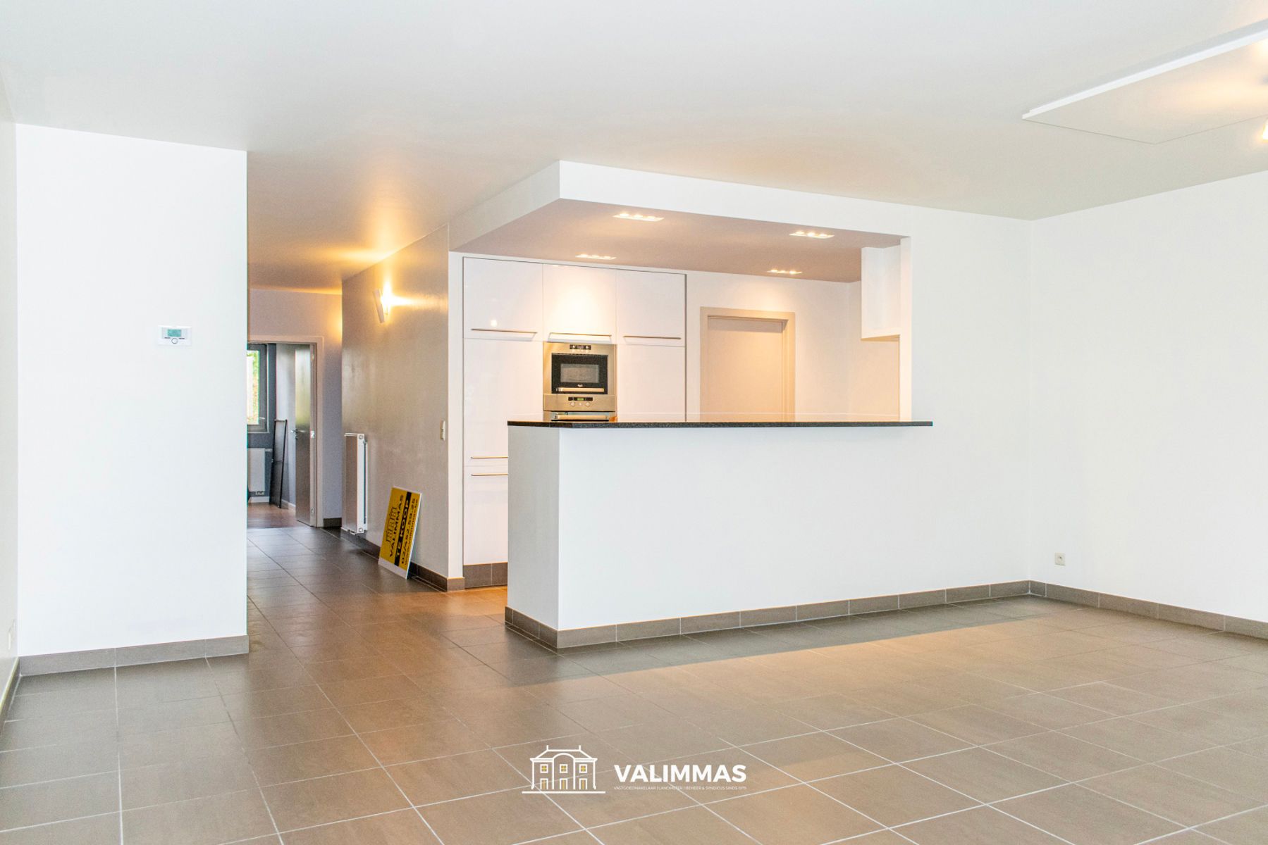 Instapklaar appartement met terras, kelder en event. garage. foto 8