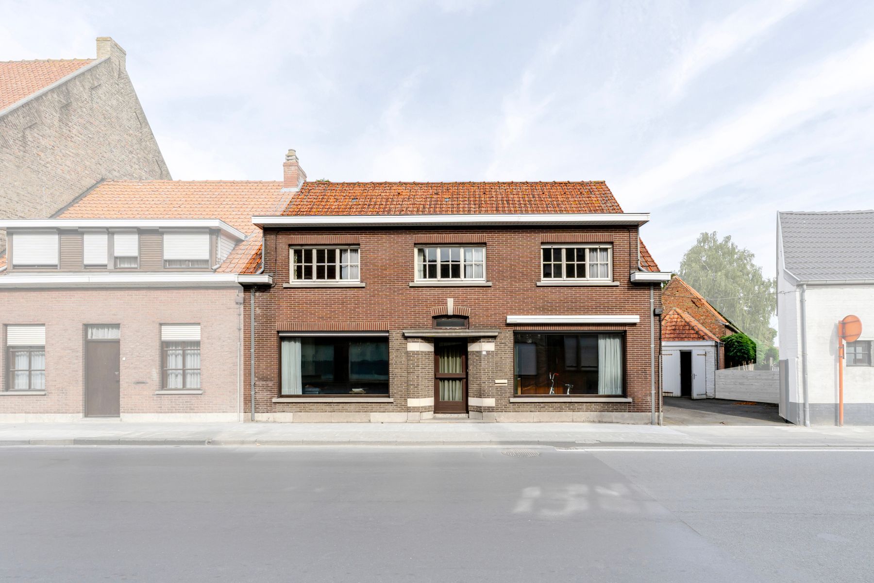 Hoofdfoto van de publicatie: Ruime woning met meerdere bijgebouwen