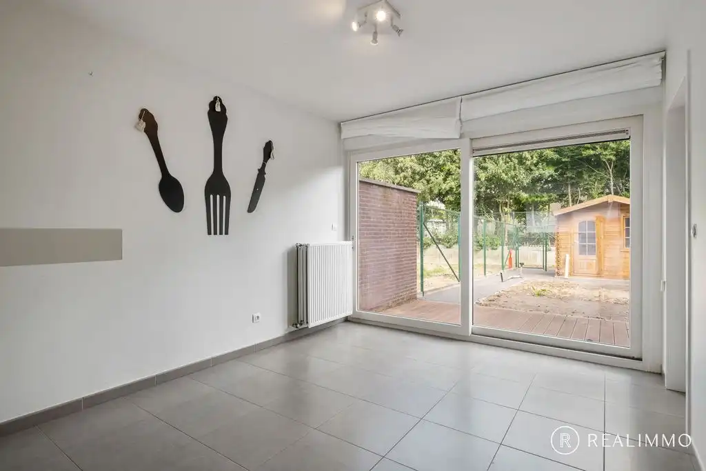 Recente halfopen bebouwing (2017) met tuin, terras en uitweg in rustige wijk foto 12