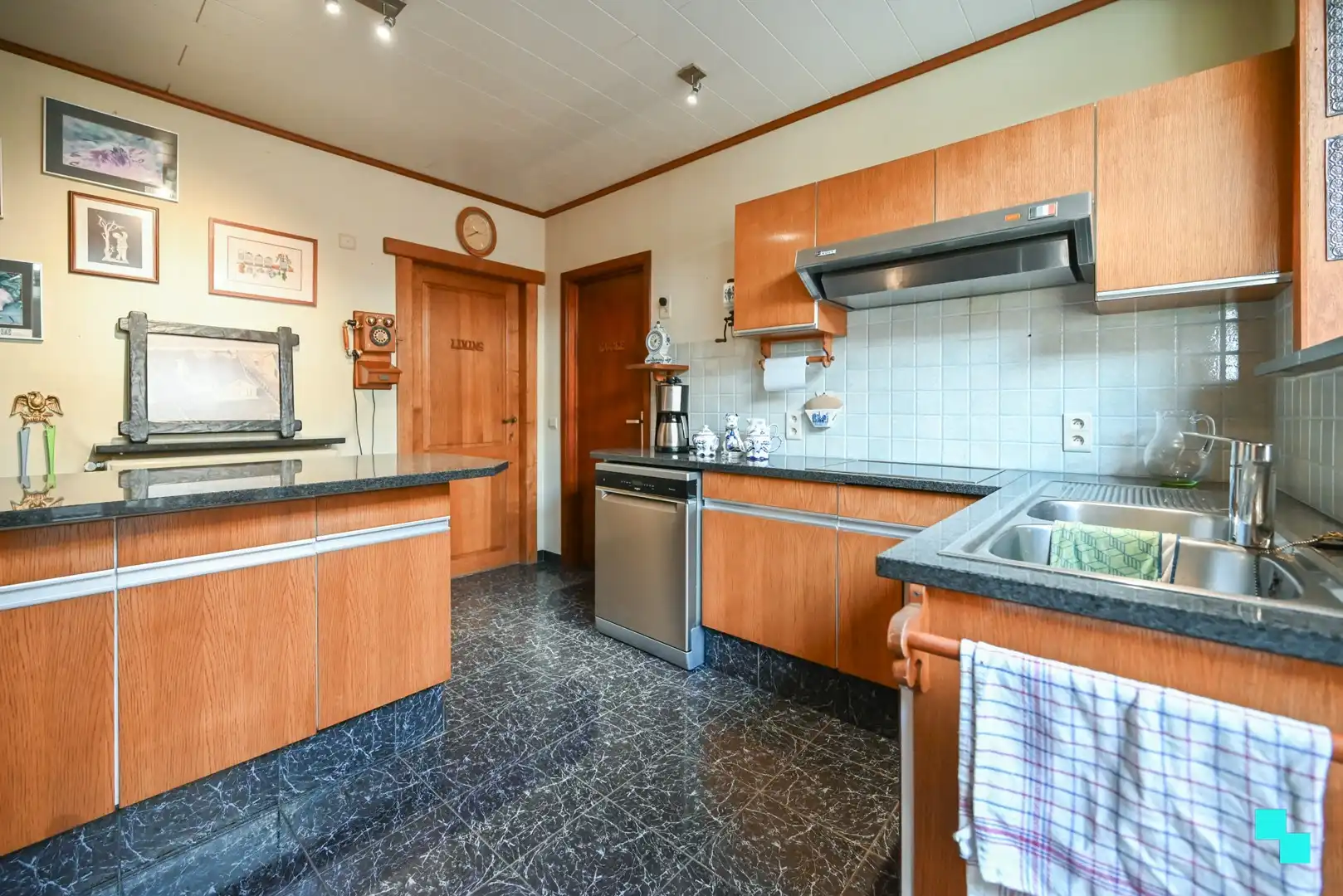 Goed onderhouden villa met garage te Izegem foto 15