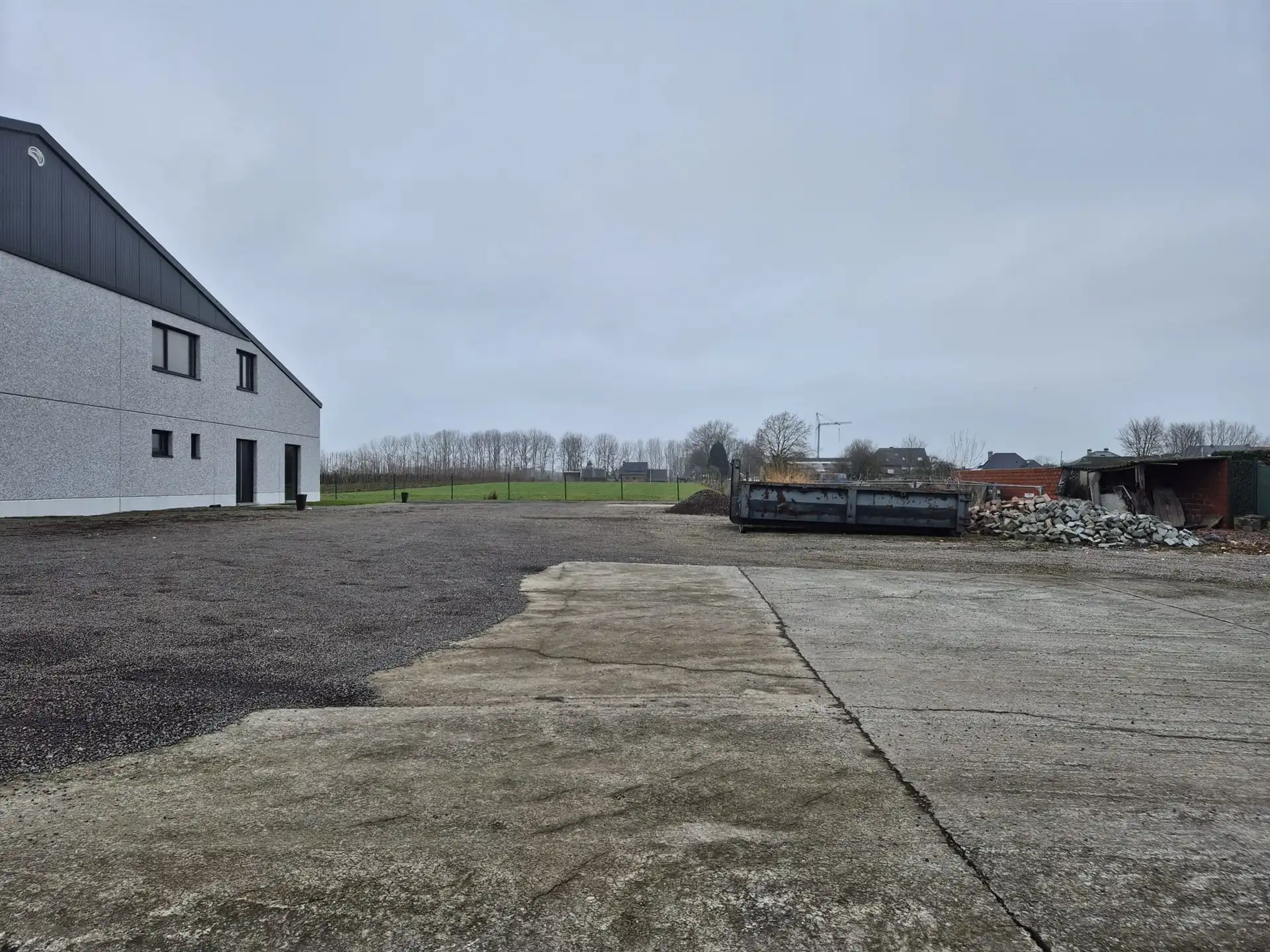Loods van ± 1.000 m² met ruime buitenopslag. foto 16