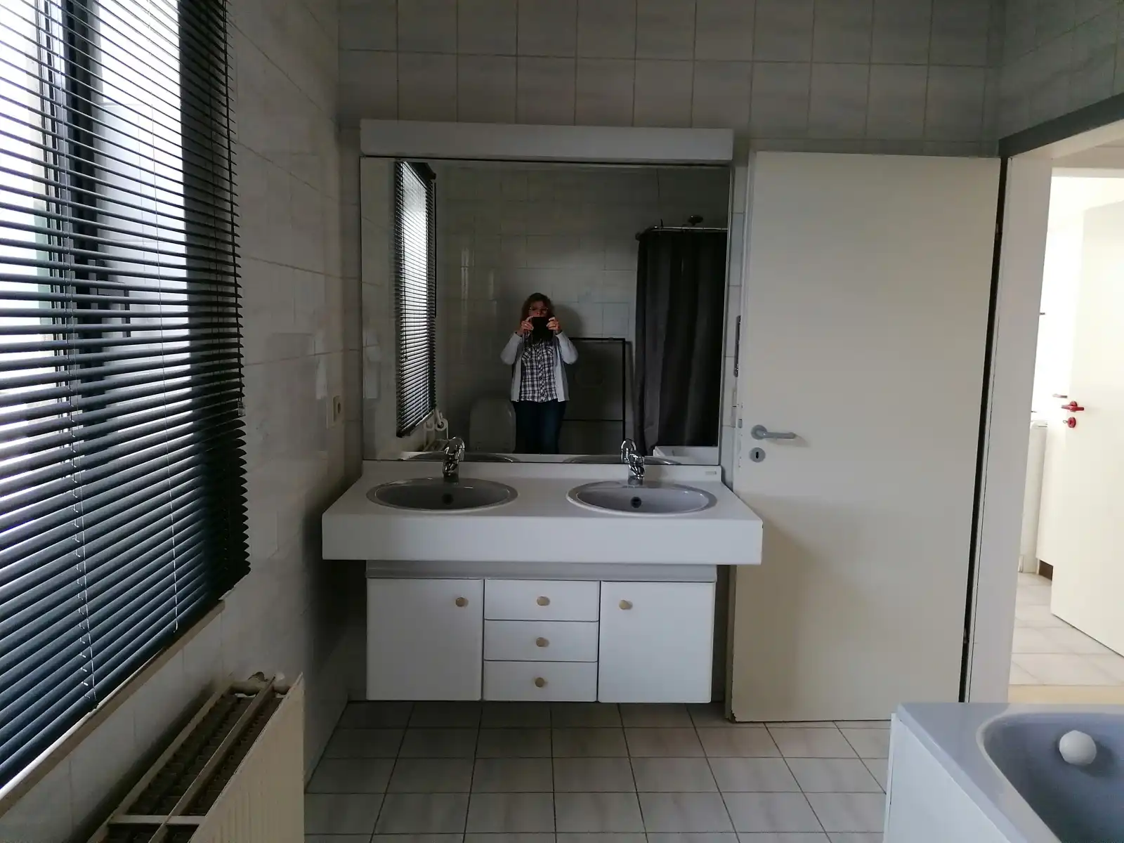 Handelspand met woonst, showroom, loods en parking foto 22