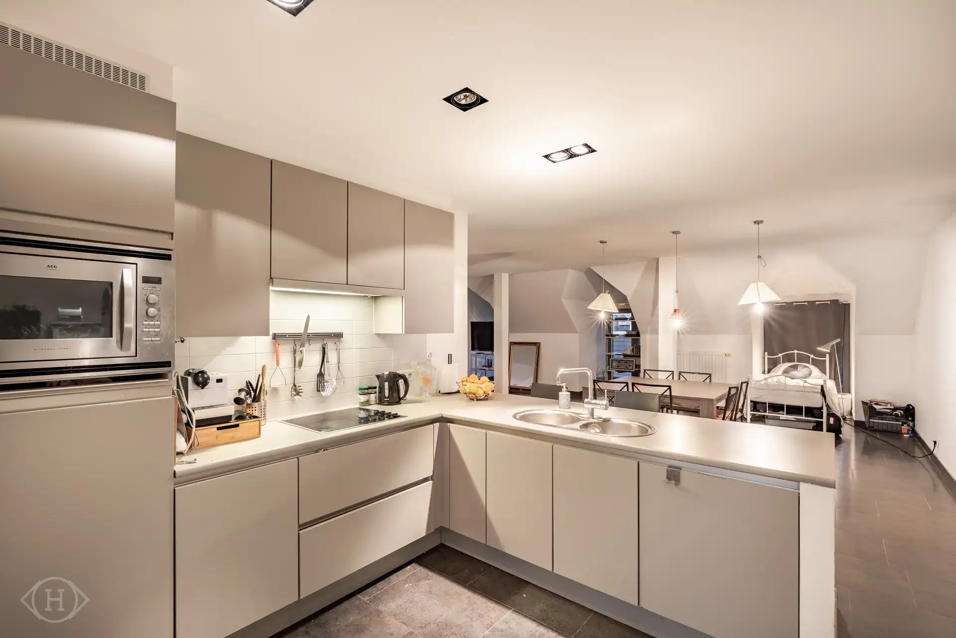 Stijlvol tweeslaapkamerappartement met terras foto 6