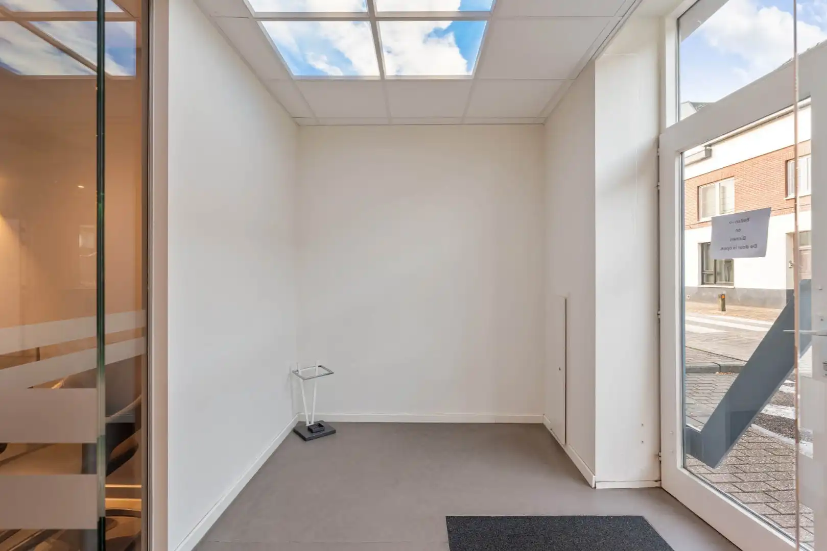 Ruim, zeer energiezuinig kantoor in het centrum van Neeroeteren met diverse mogelijkheden!   foto 4