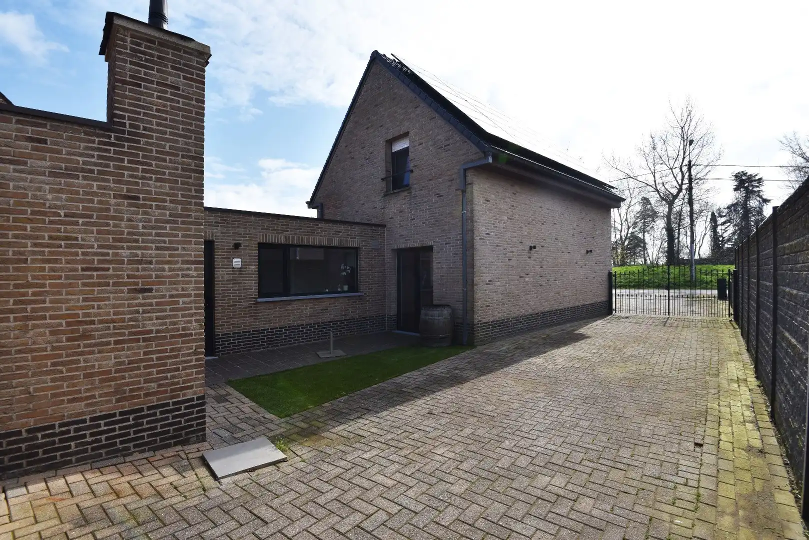 Gerenoveerde open bebouwing met 3 slaapkamers, terras en garage foto 3