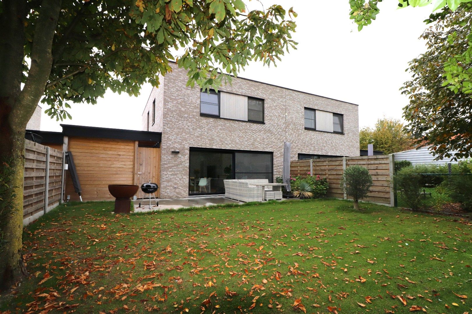 Moderne halfopen bebouwing met carport en tuin foto 7