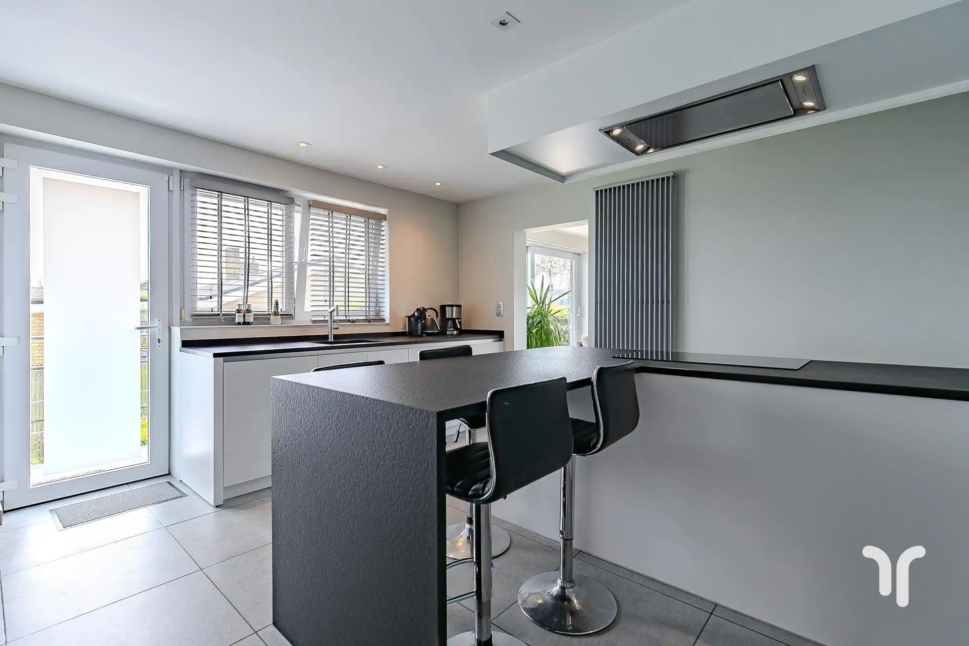 Instapklare, open bebouwing met 4 slaapkamers en prachtig open uitzicht, gelegen op een invalsweg. foto 9