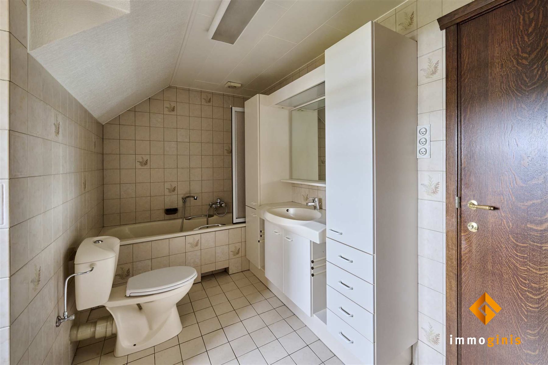 Zéér ruime woning met dubbele inpandige garage op mooi perceel van 7a33ca. foto 18