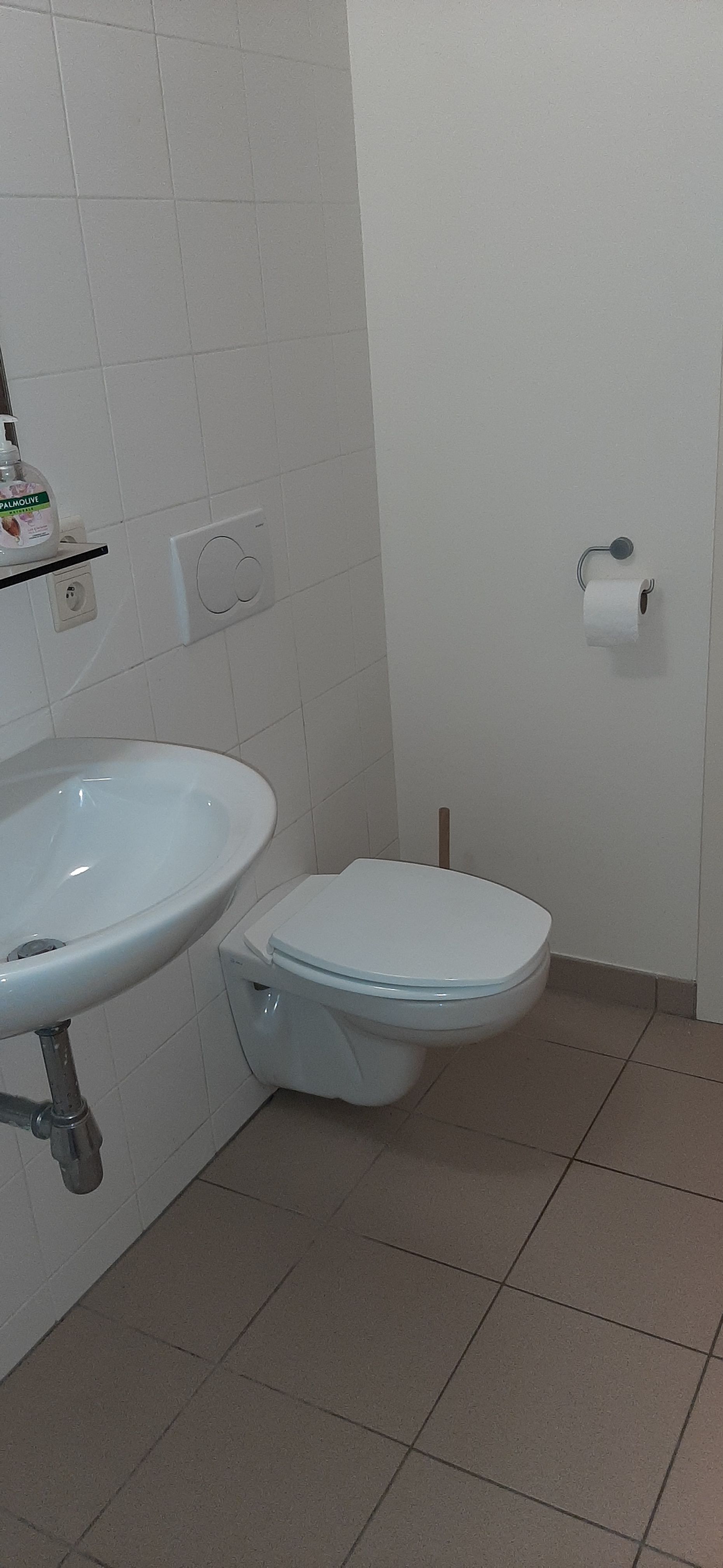 Goed gelegen gezellige ongemeubelde studio foto 6