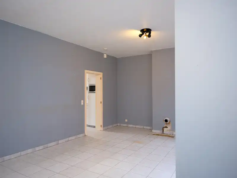 Moorslede-centrum. Gezellige te renoveren rijwoning met koer als starter of als investering. 4 slaapkamers.  Te koop via het opbod systeem van COVAST. foto 3