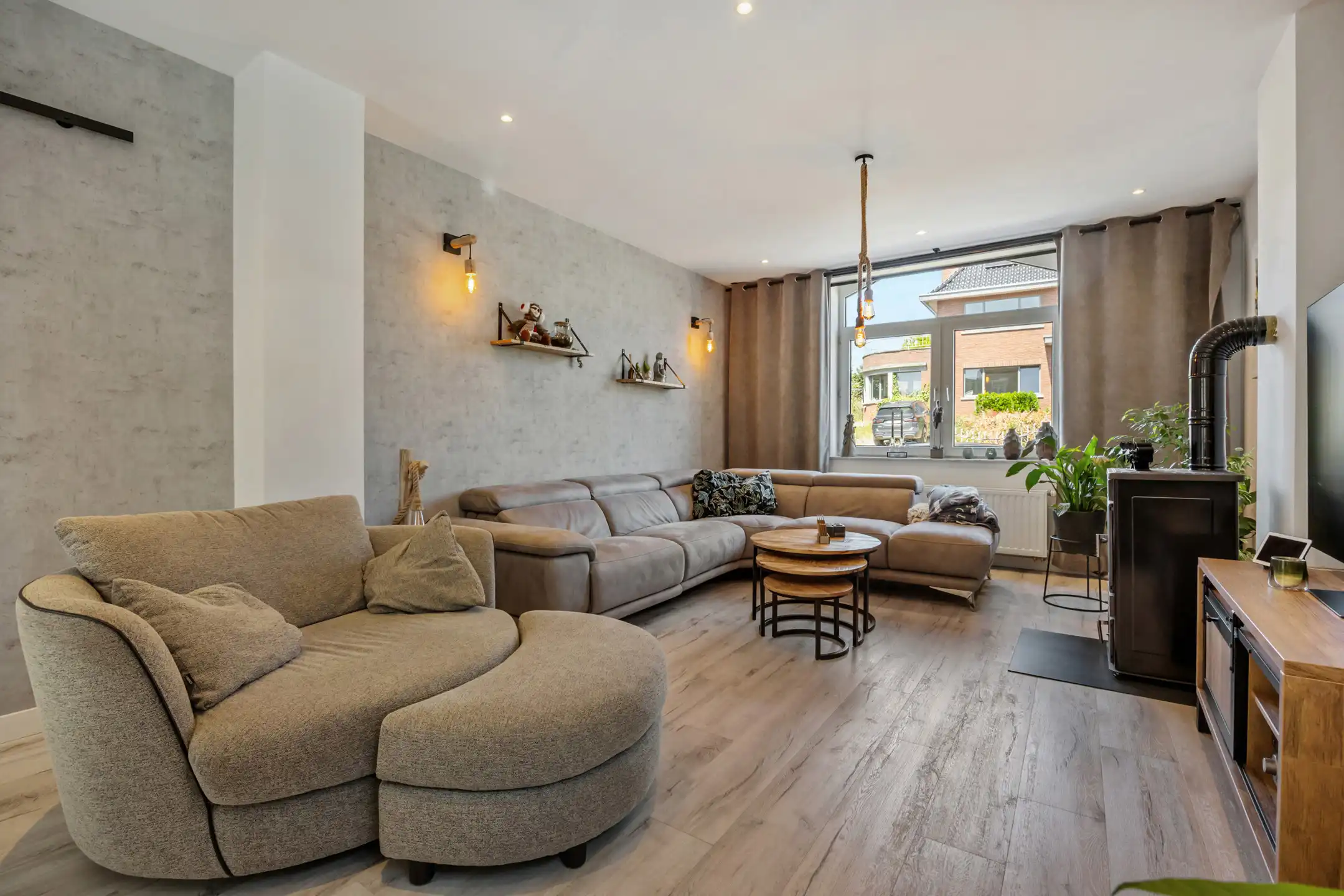 Gerenoveerde gezinswoning + werkplaats / garage foto 4