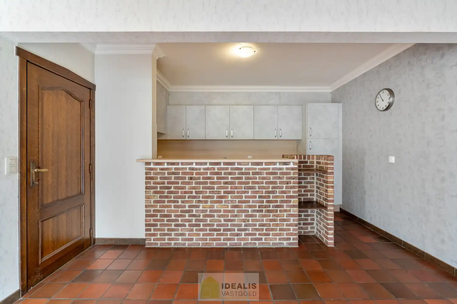 IDEALIS VASTGOED – RUIM APPARTEMENT MET TERRAS VAN CA.35M² EN PRIVATIEVE GARAGE IN HARTJE LOMMEL! Dit ruime appartement met een netto bewoonbare oppervlakte van ca.101m² bevindt zich op de 1e verdieping. Het appartement is vlot bereikbaar via de trappenzaal. Een naar eigen smaak op te frissen, goed ingedeeld en lichtrijk appartement met 2 slaapkamers, ruim terras en privatieve garage met sectionale poort! Zeker het bezoeken waard!! foto 7