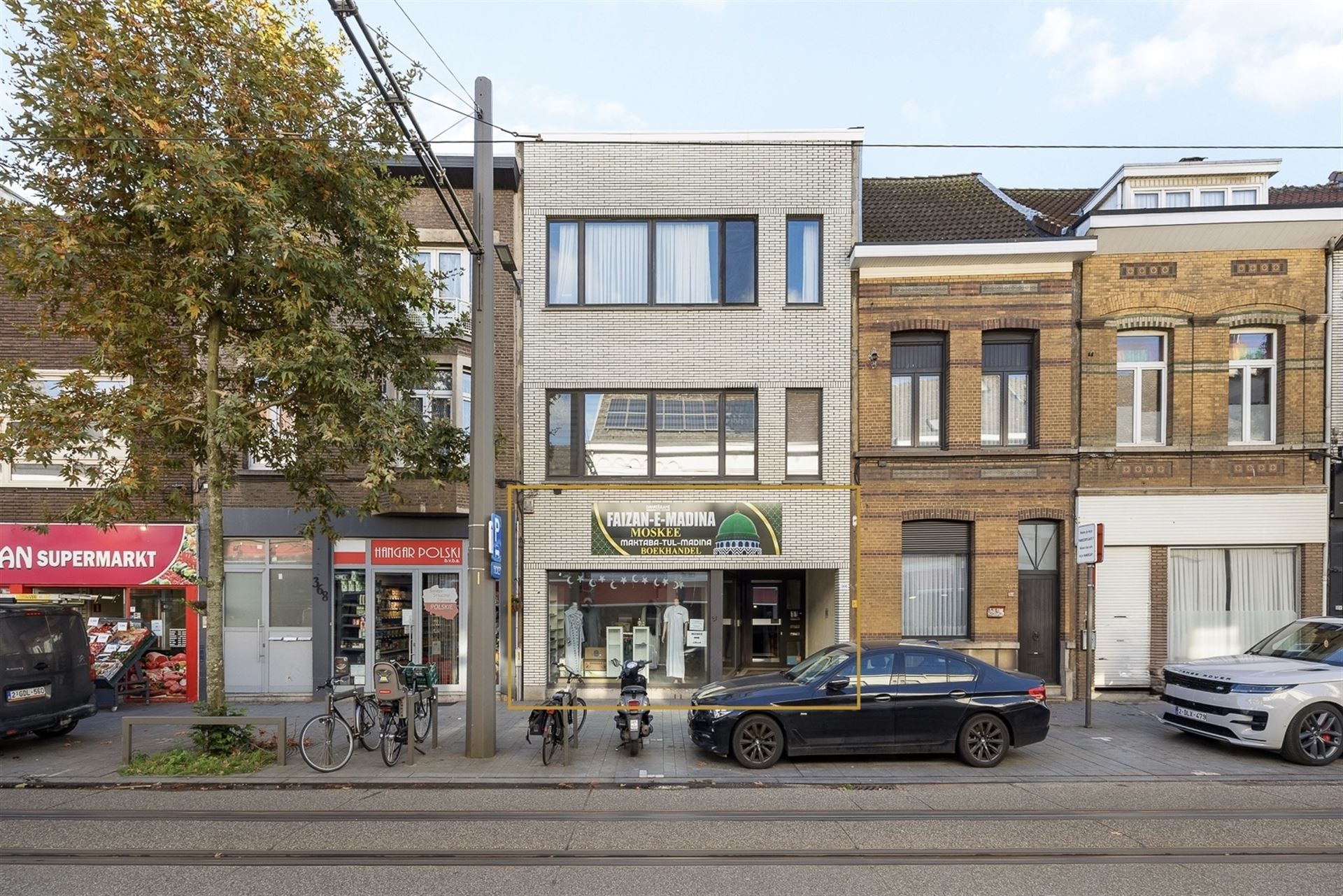 Handelsruimte met magazijn van 330 m2 foto {{pictureIndex}}