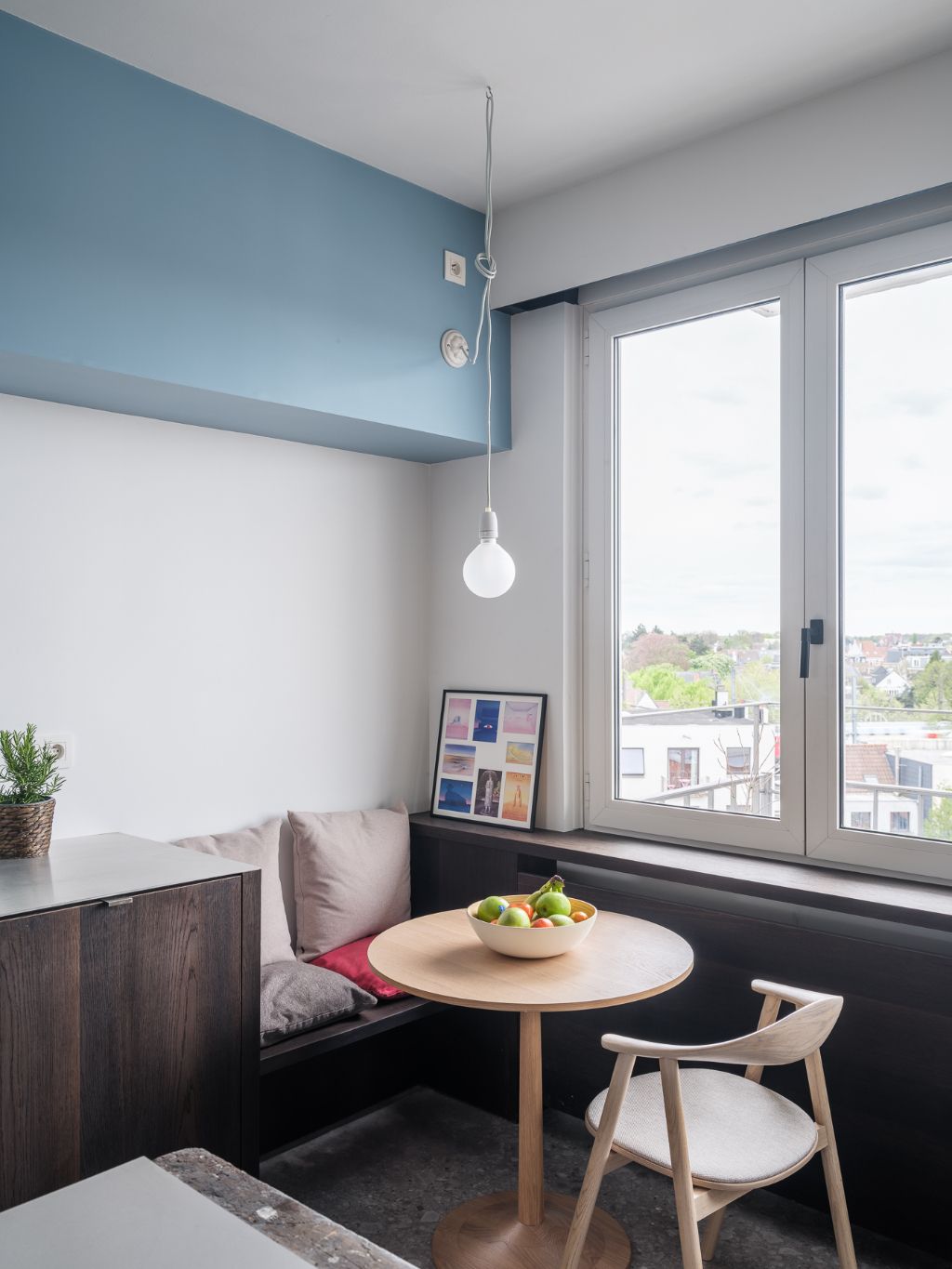 Omgeving Sint-Pietersstation. Stijlvol en architecturaal gerenoveerd appartement met 2 volwaardige slaapkamers, privatieve staanplaats en een zonnig terras. foto 9